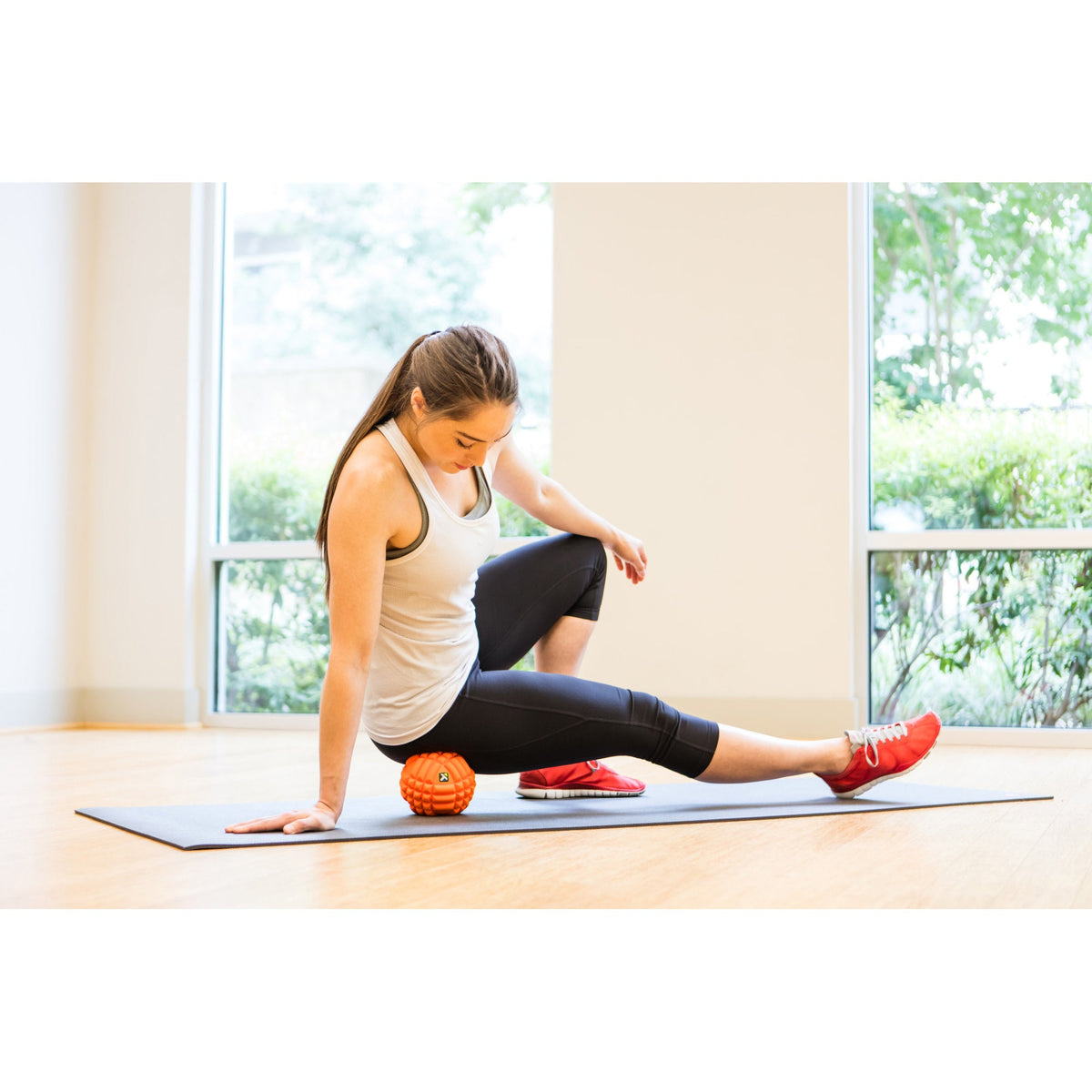 Stretchen met TriggerPoint GRID massagebal op de mat